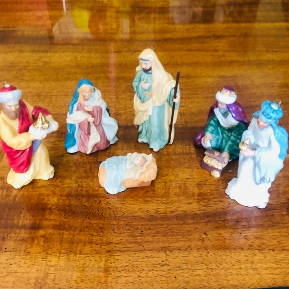 Hallmark Keepsake The Holy Family Blessed Nativity Ornaments & 3 Wise Men Boxes - Picture 2 of 9